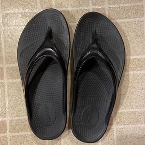 Oofos flip flops - Women’s Oolala Sandal - black size 7